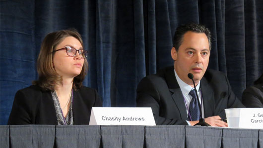 Chasity Andrews, del Instituto de Investigación Aaron Diamond de Nueva York, y Gerardo-García-Lerma, de los Centros para el Control de Enfermedades [CDC] de Atlanta, en su presentación en la CROI 2014. Foto: Liz Highleyman, hivandhepatitis.com.